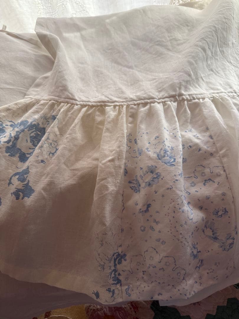 ホワイトリネンとキャベッジ&ローゼズの爽やかフリフリカーテン