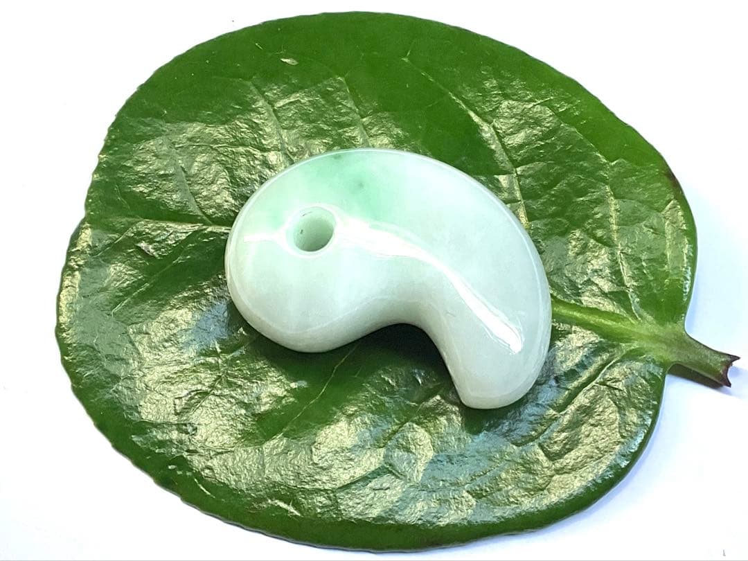 ✳ premium一流の勾玉‼️格上の糸魚川翡翠‼️味身色合い抜群　淡いラベンダー