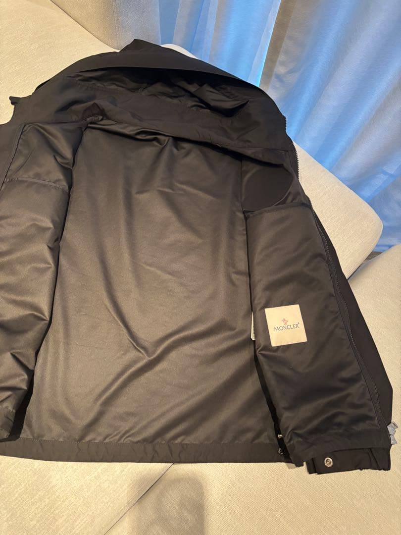 MONCLER ブラック ナイロンジャケット フード付き