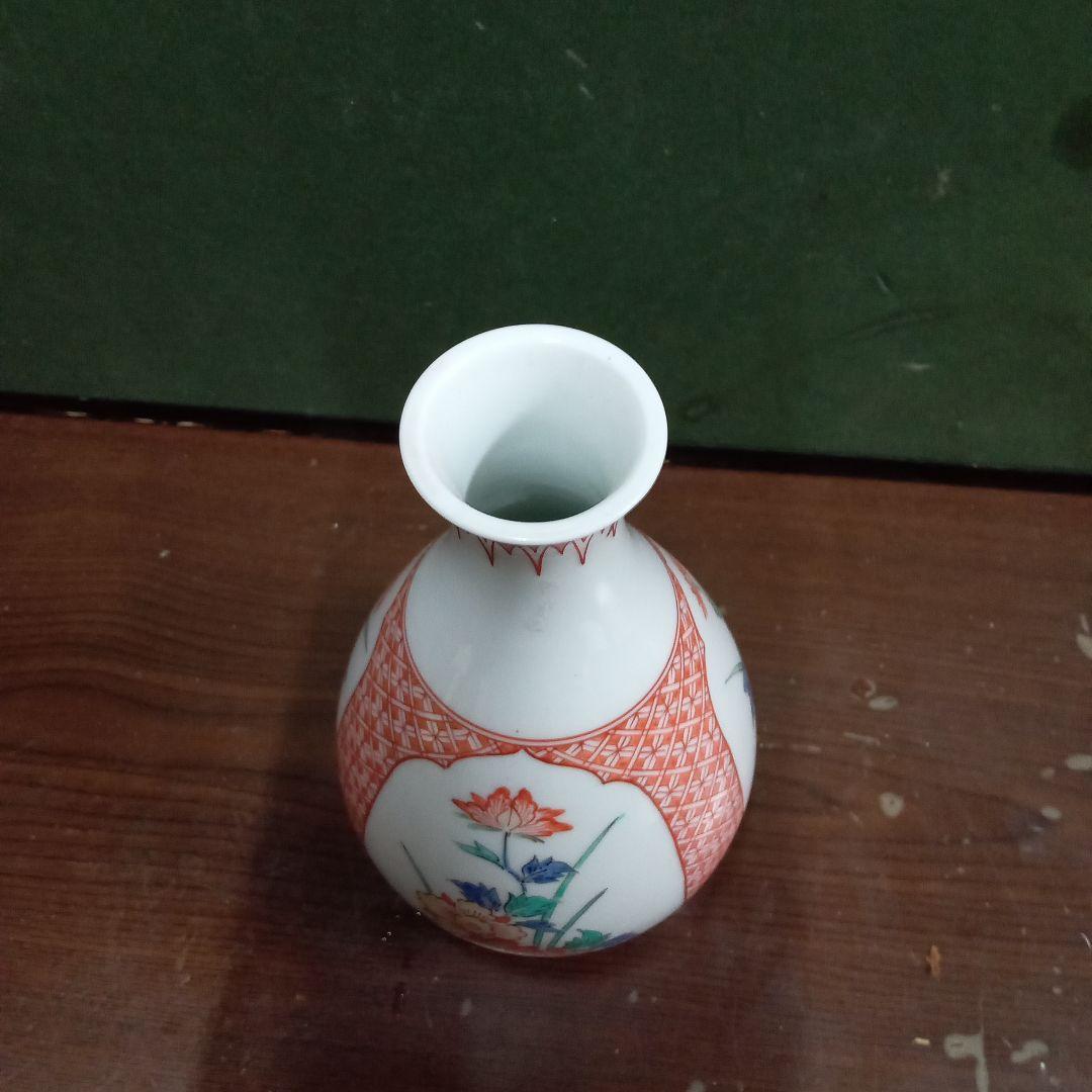 花、花瓶 十三代柿右衛門作、サイズ高２１センチ、横１１センチ、