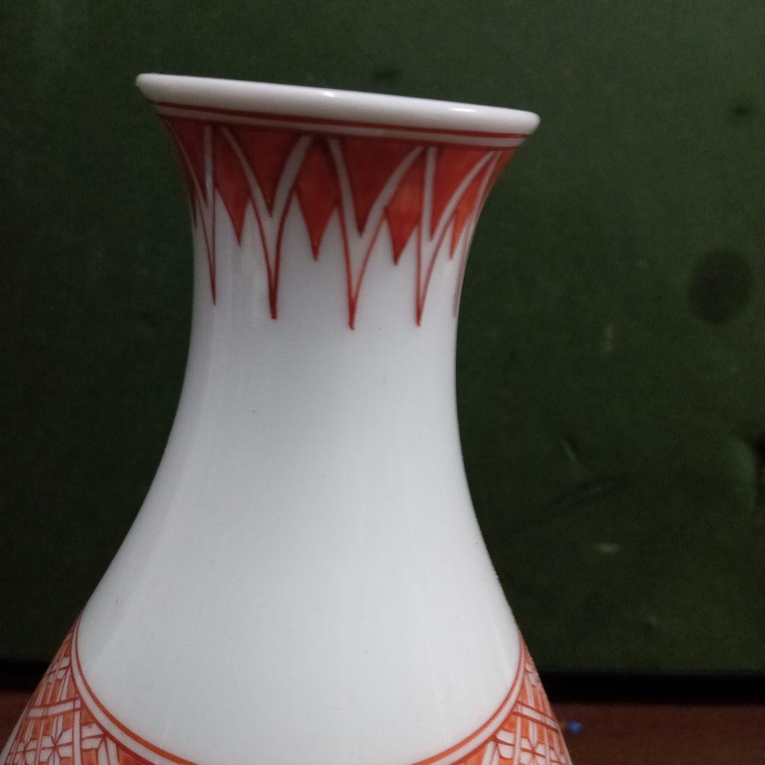 花、花瓶 十三代柿右衛門作、サイズ高２１センチ、横１１センチ、