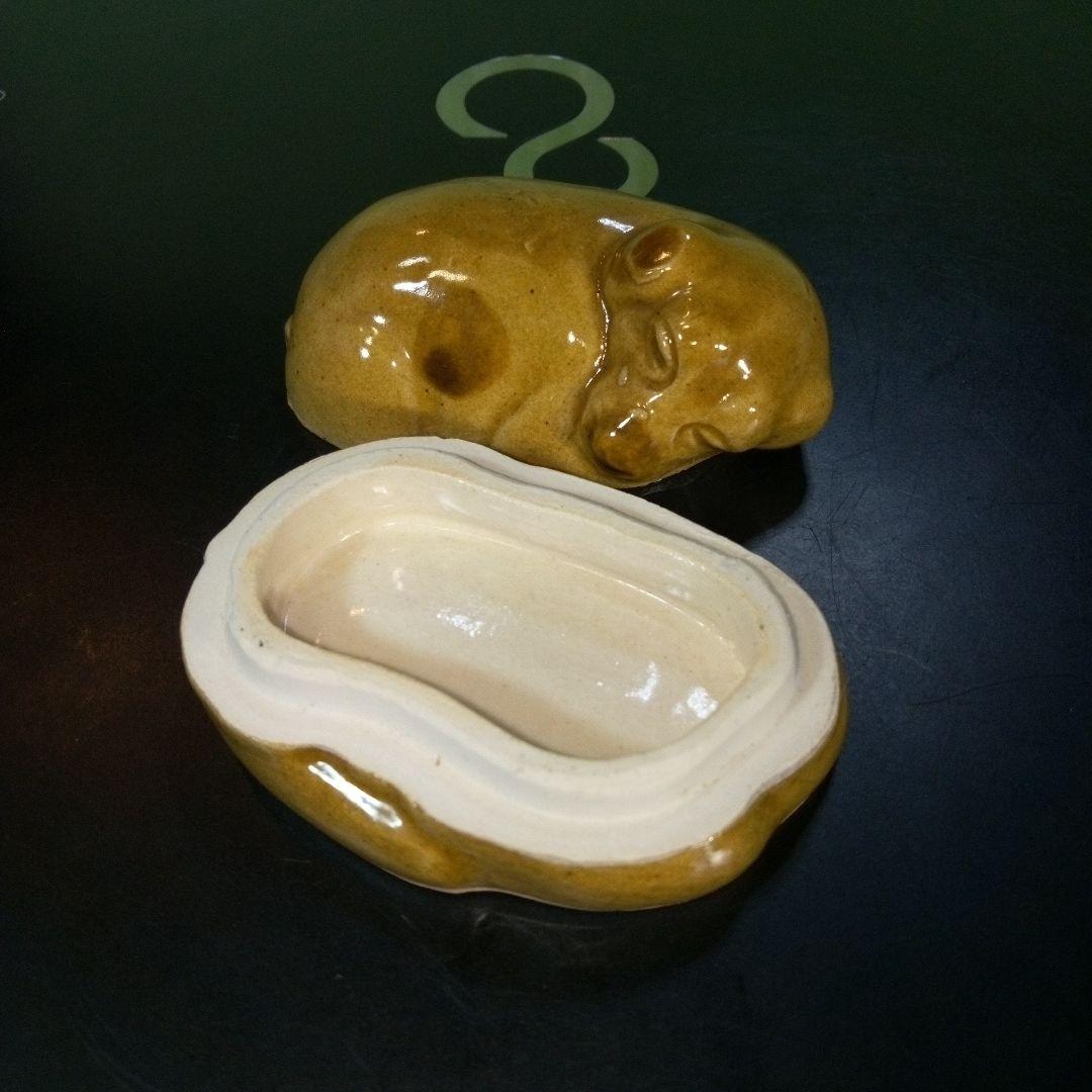 優しい表情で寝ている犬の香合　陶器製？　茶色　德？　徳？　干支香合　犬香合　レア