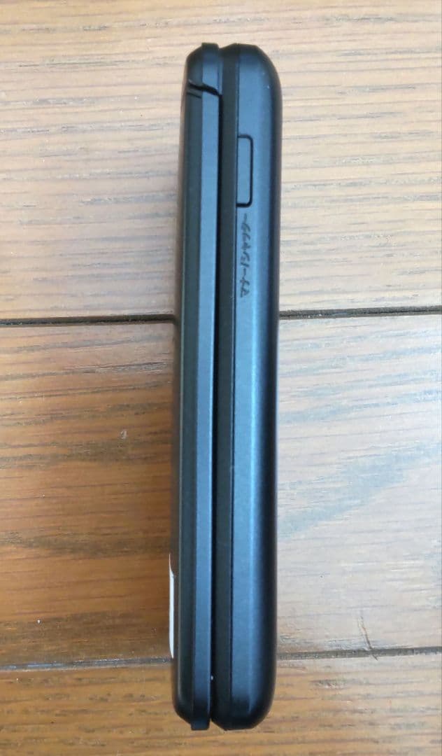 美品　GRATINA KYF42 ブラック　携帯電話