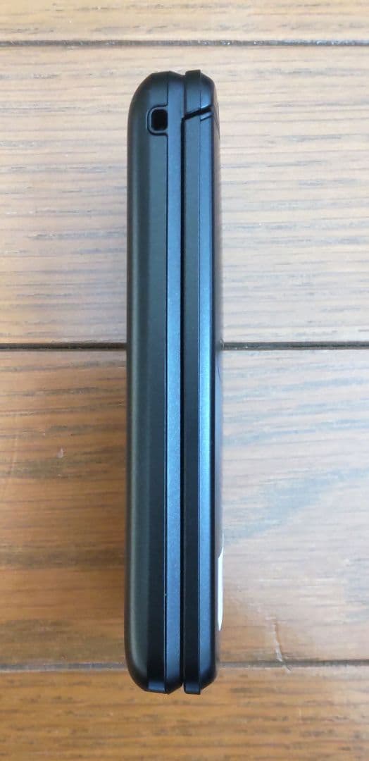 美品　GRATINA KYF42 ブラック　携帯電話