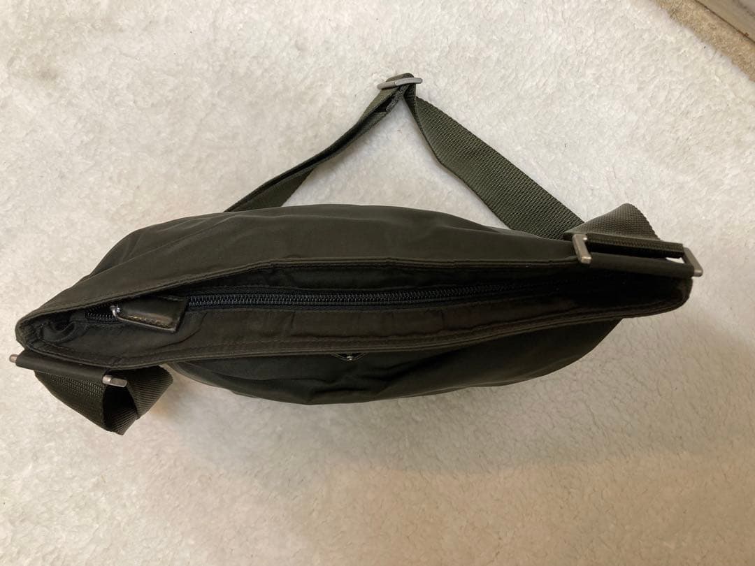 てぃん様　PRADA 斜め掛けショルダーバッグ