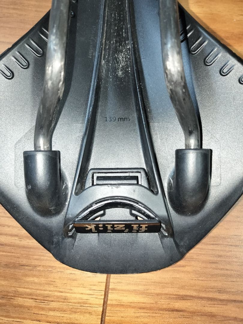 fi'zi:kサドルANTARES VERSUS EVO R1 ADAPTIVE