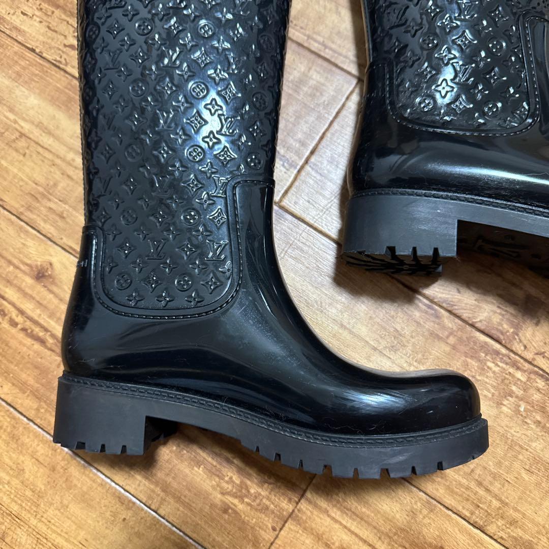 louis vuitton ルイヴィトン 黒いロゴ入りラバーブーツ 38