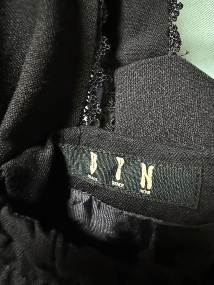 ブラックピースナウ　王冠ジャンパースカート