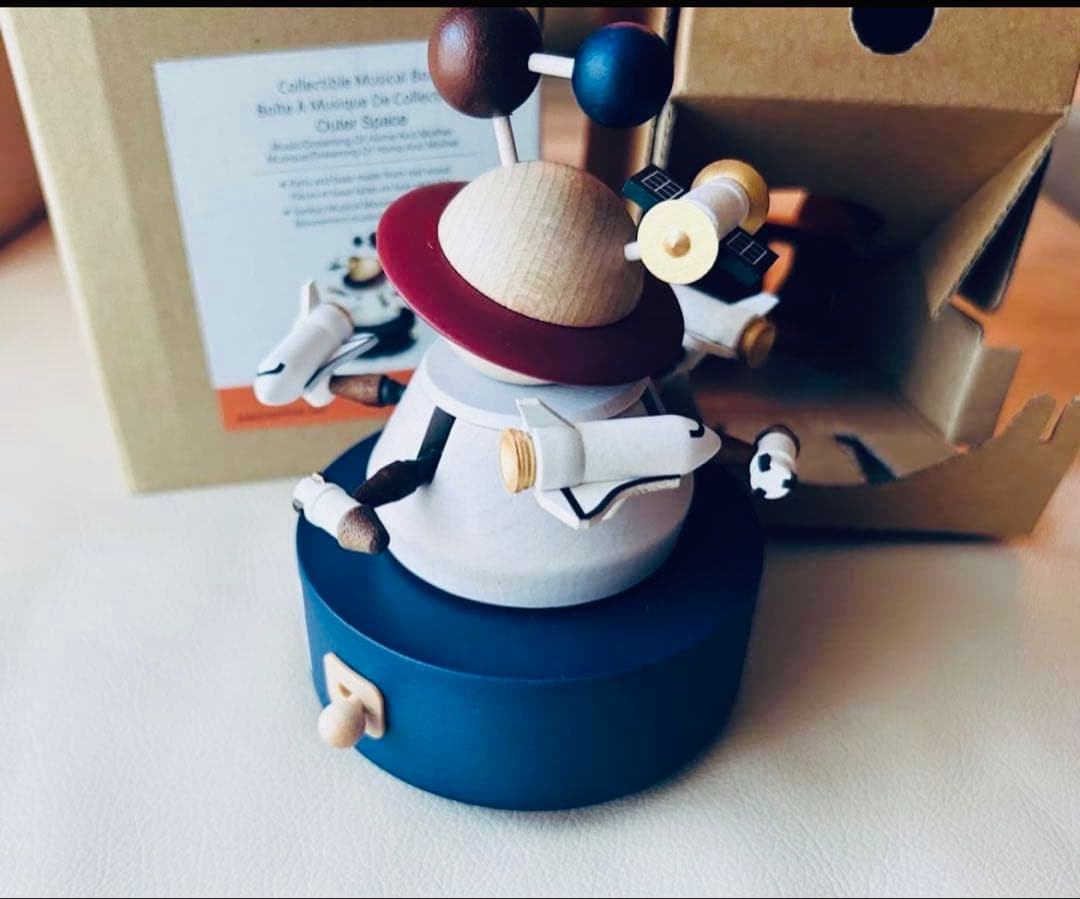 新品、宇宙モチーフ動くOuter Space 木製オルゴール