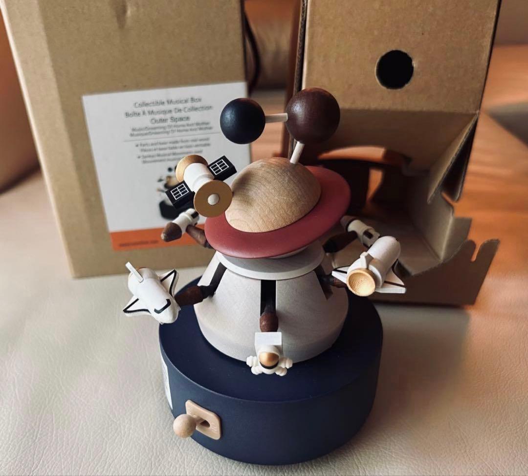 新品、宇宙モチーフ動くOuter Space 木製オルゴール