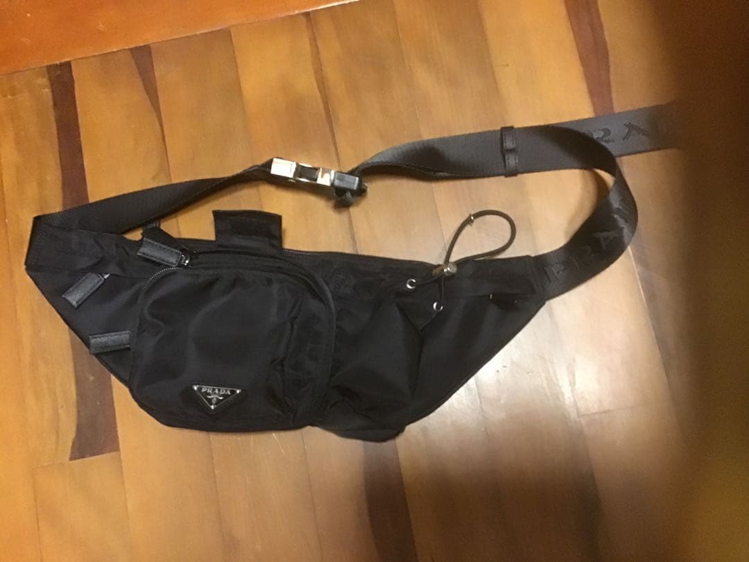 ブラック ボディバッグ ナイロン製