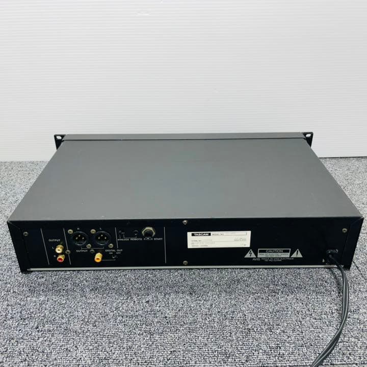 TASCAM タスカム　CDプレーヤー　CD-401 業務用CDプレーヤー