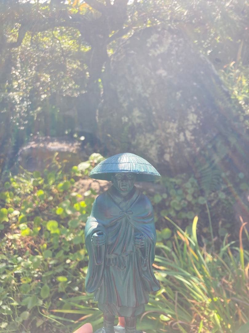 高岡銅器　仏像　親鸞聖人　青緑色の僧侶像