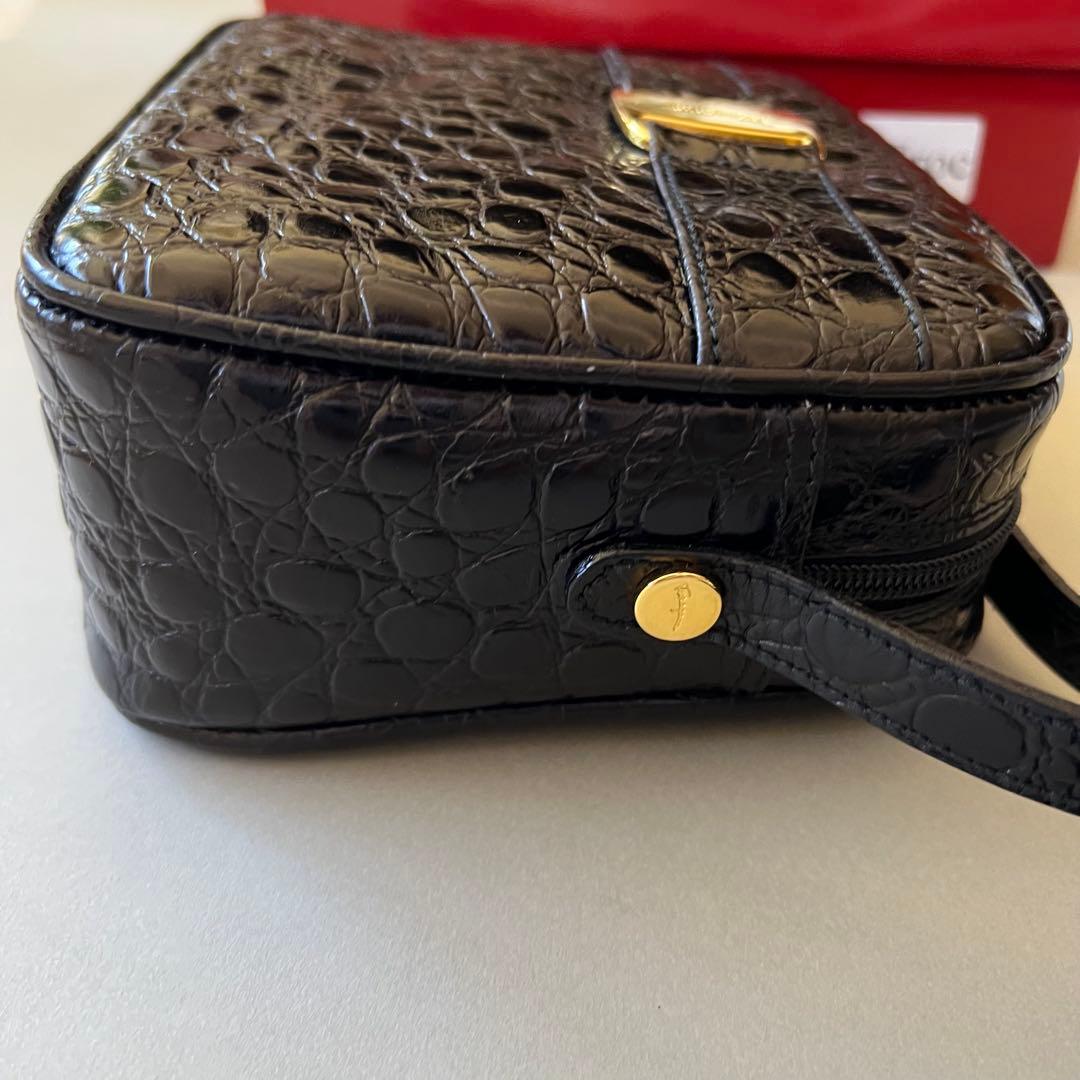 フェラガモ　ヴァラ　クロコ型押し ショルダーバッグ　ブラック