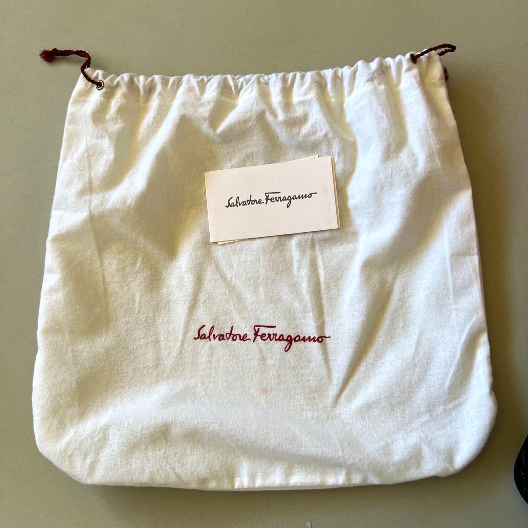 フェラガモ　ヴァラ　クロコ型押し ショルダーバッグ　ブラック