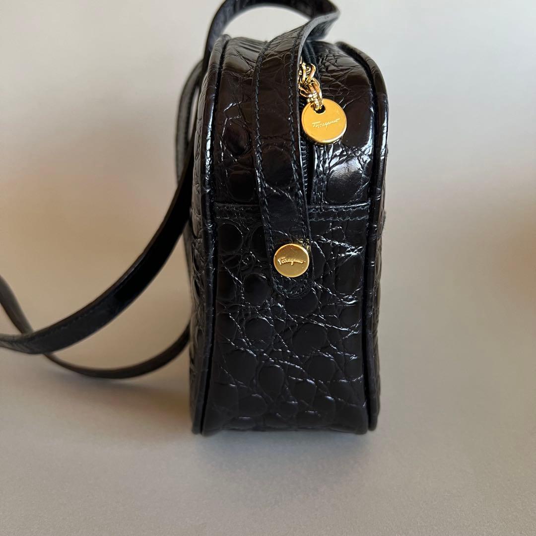 フェラガモ　ヴァラ　クロコ型押し ショルダーバッグ　ブラック