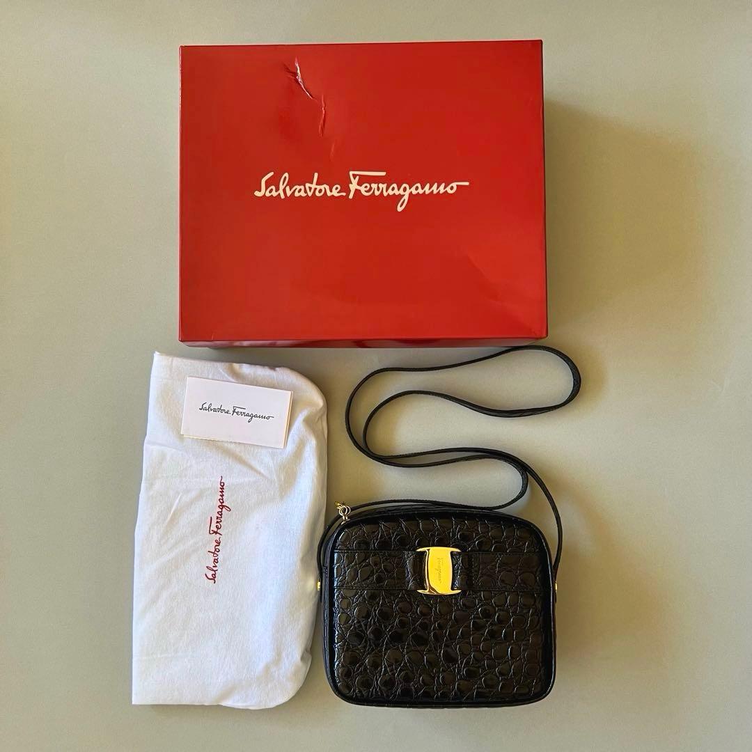 フェラガモ　ヴァラ　クロコ型押し ショルダーバッグ　ブラック