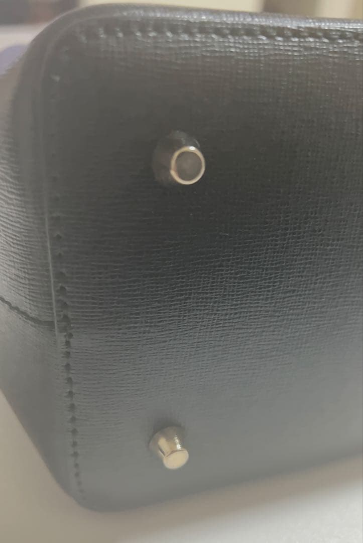 美品　FURLA ブラック ハンドバッグ ショルダーストラップ付き