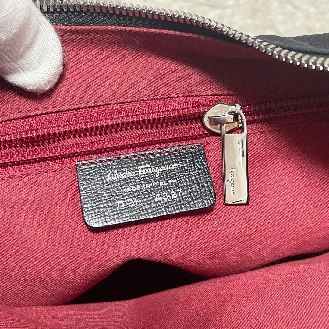 【美品】フェラガモ　ショルダーバッグ　ナイロン　レザー　黒　ガンチーニ　総柄