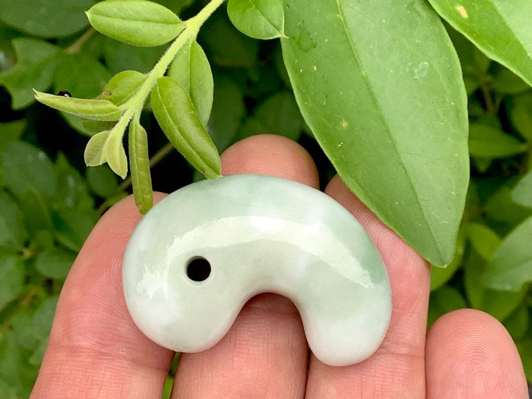 ✳初の絶品色彩　絶対のおすすめ‼️25万円以上します糸魚川翡翠勾玉　鑑別書付極上物