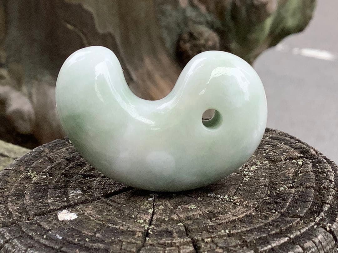 ✳初の絶品色彩　絶対のおすすめ‼️25万円以上します糸魚川翡翠勾玉　鑑別書付極上物