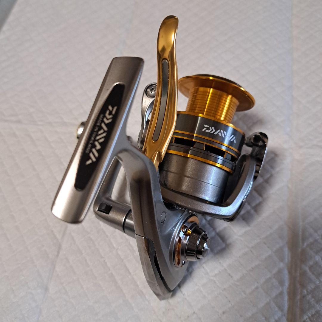 中古美品ダイワ　プレイソ3000HLBD スピニングリール シルバー/ゴールド