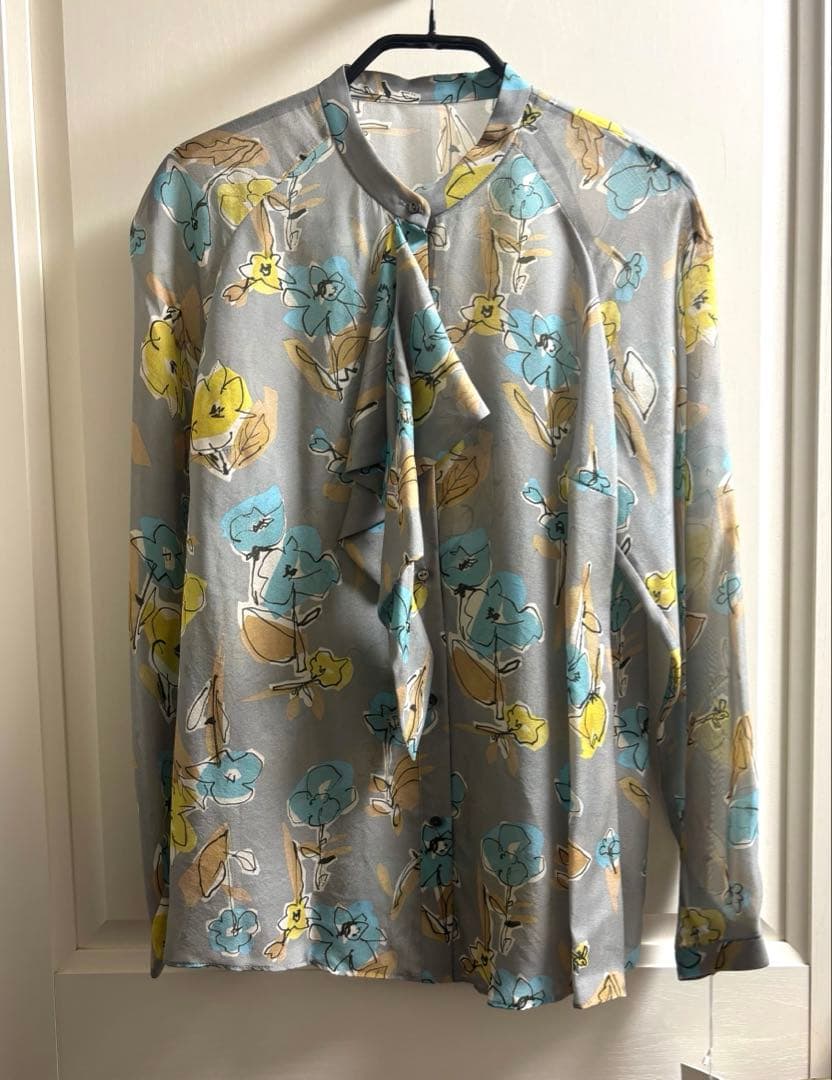 【新品未使用】リンズフラワープリント ボウタイブラウス　トゥモローランド