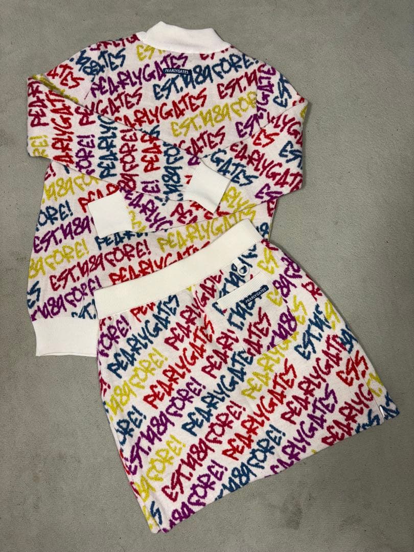 （超美品）パーリーゲイツ、落書き柄、ニットセーターとスカートのセット、サイズ0