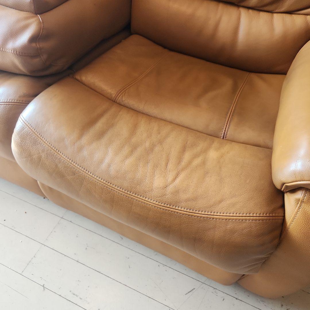 ニトリ　キャメル厚革電動テーブル付3人用ソファー