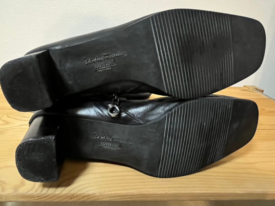 フェラガモ ロングブーツ 起毛 裏地