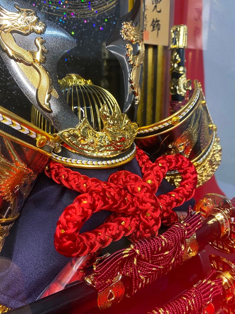 五月人形　彫金貫前兜飾り　パノラマアクリルケース入