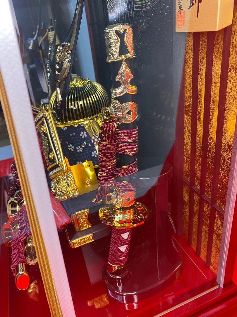 五月人形　彫金貫前兜飾り　パノラマアクリルケース入