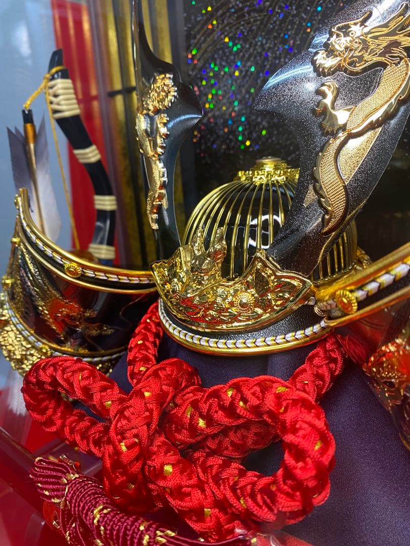 五月人形　彫金貫前兜飾り　パノラマアクリルケース入