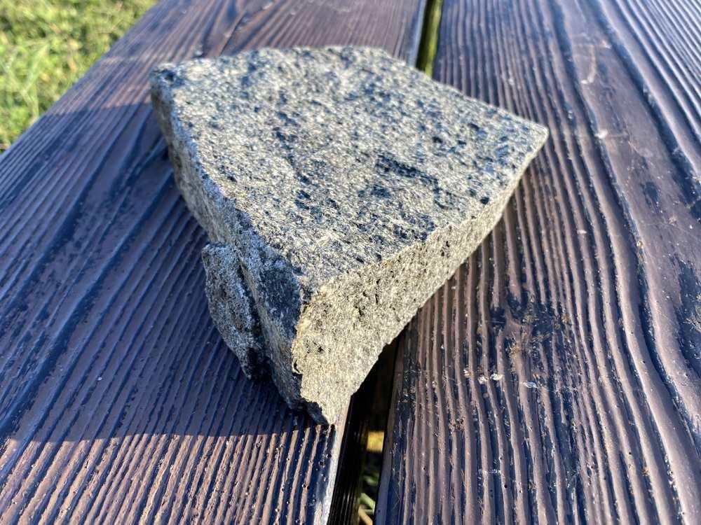 超貴重・岩手県遠野産 「遠野の銘石 角閃石」原石 1.4キロ・送料無料（＃16）