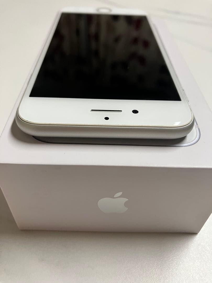 Apple iPhone 8 本体 付属品付き SIMロックあり docomo