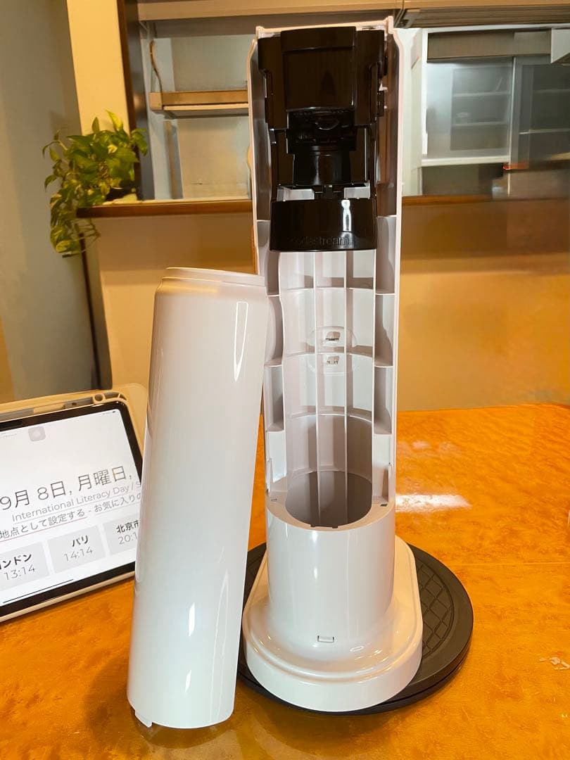 ソーダストリーム ガイア ホワイト　ガスシリンダー(満タン)1本、ボトル2本付