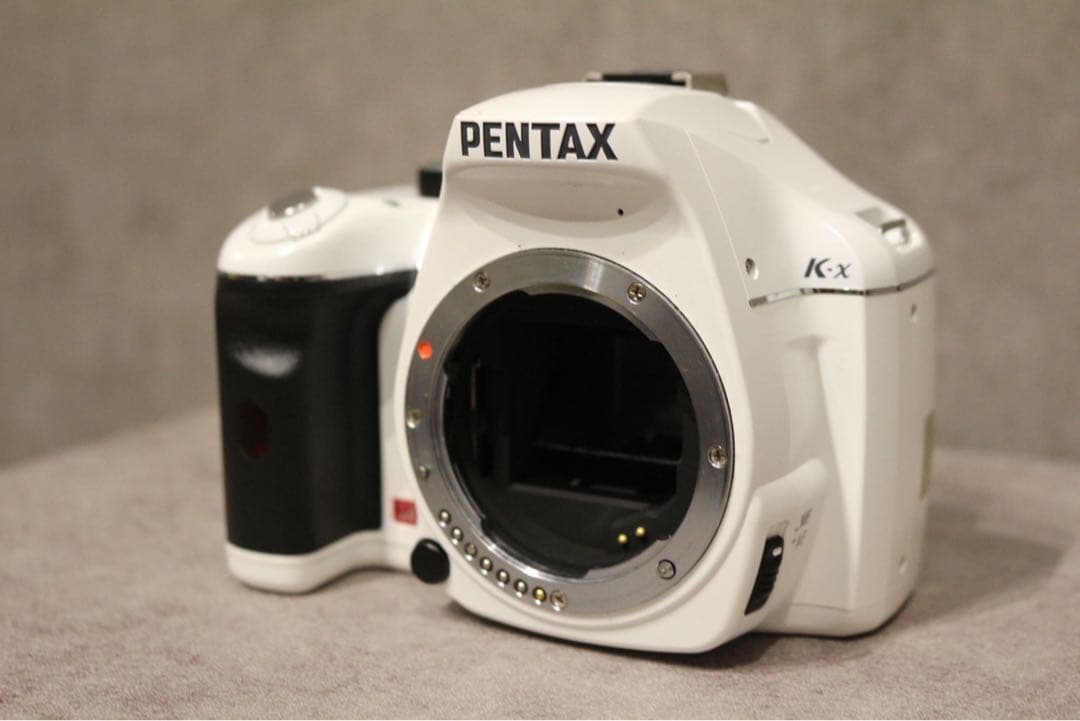 【お値下げ】PENTAX k-x デジタル一眼レフカメラ ホワイト レンズつき