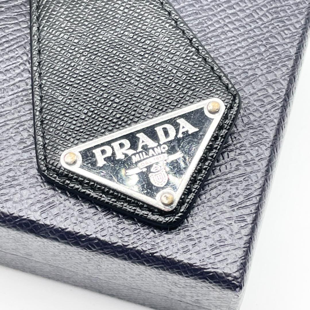 美品✨プラダ キーホルダー キーリング 三角ロゴ サフィアーノレザー ブラック