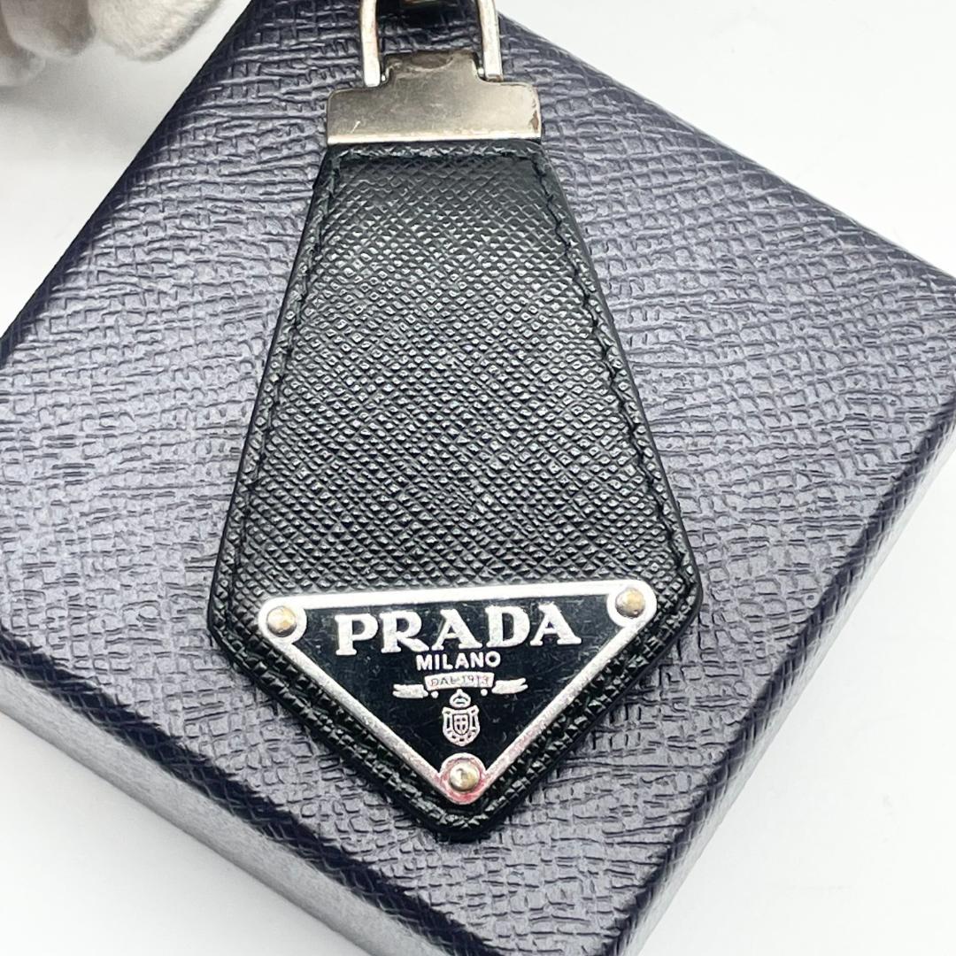 美品✨プラダ キーホルダー キーリング 三角ロゴ サフィアーノレザー ブラック