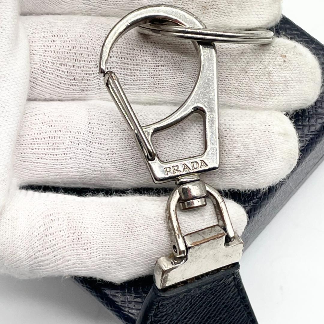 美品✨プラダ キーホルダー キーリング 三角ロゴ サフィアーノレザー ブラック