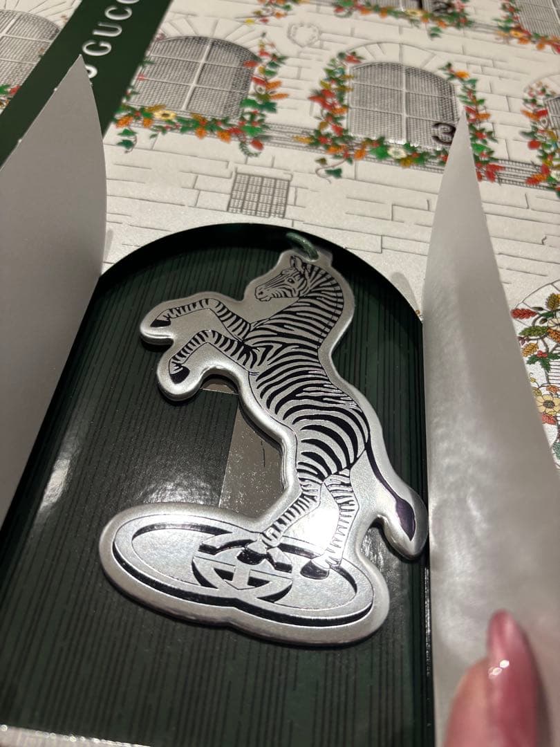 GUCCIのアドベントカレンダーです 2ヶ所開けて中身確認しました。