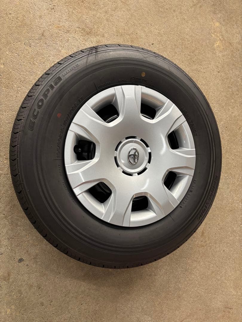 200系8型ハイエースワゴン　純正15インチ タイヤ ホイールセット