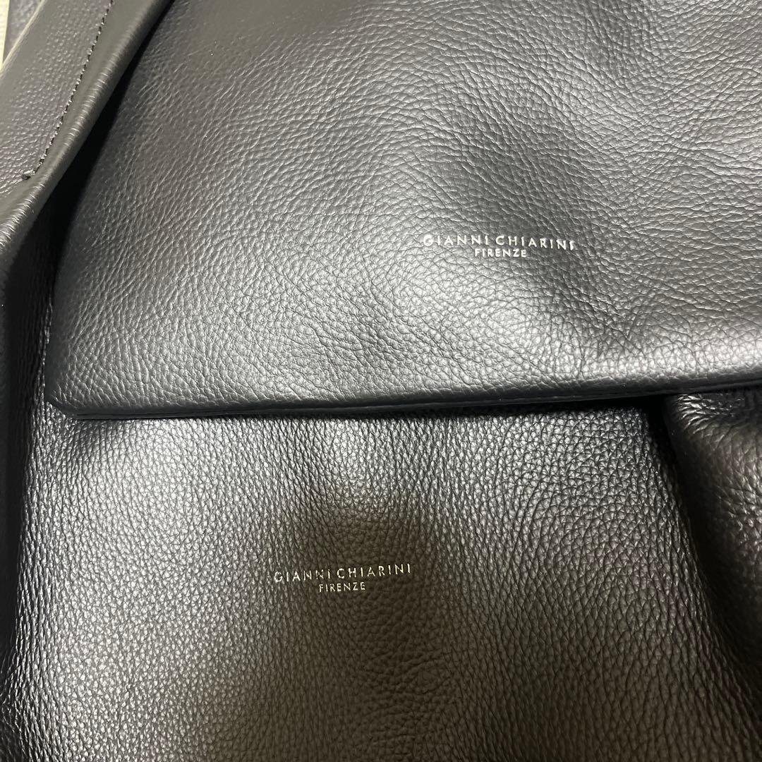 GIANNI CHIARINI 黒の肩掛けバッグ