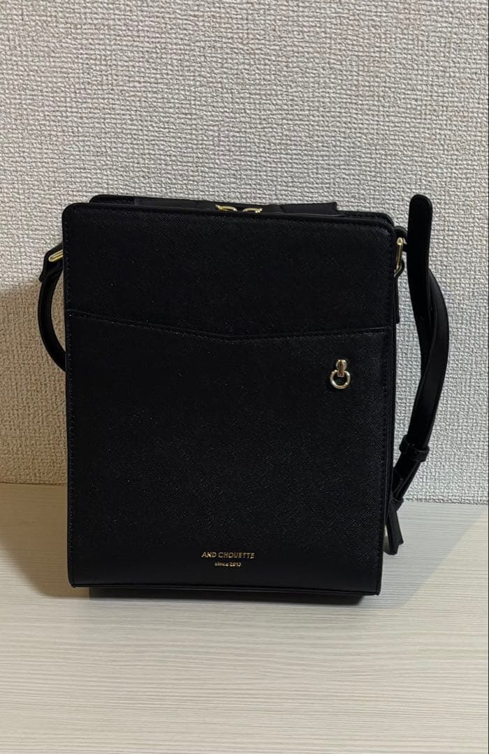 & chouette　クリアポケット付き縦型ショルダーバッグ　ブラック