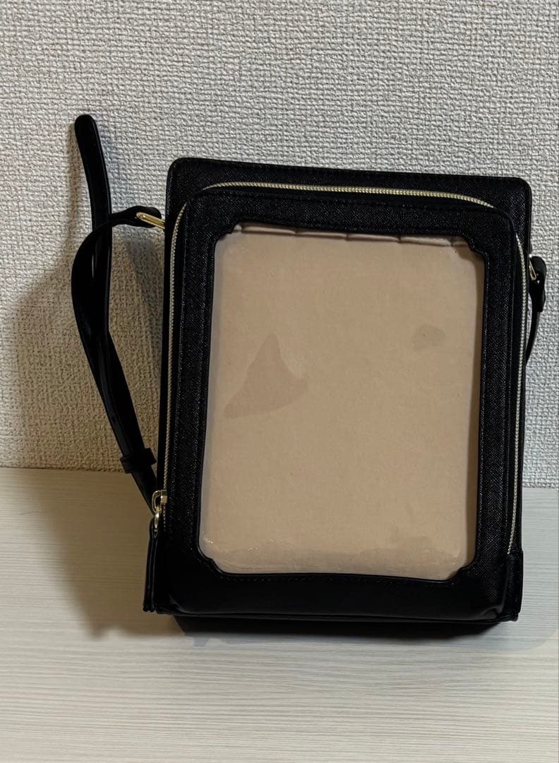 & chouette　クリアポケット付き縦型ショルダーバッグ　ブラック