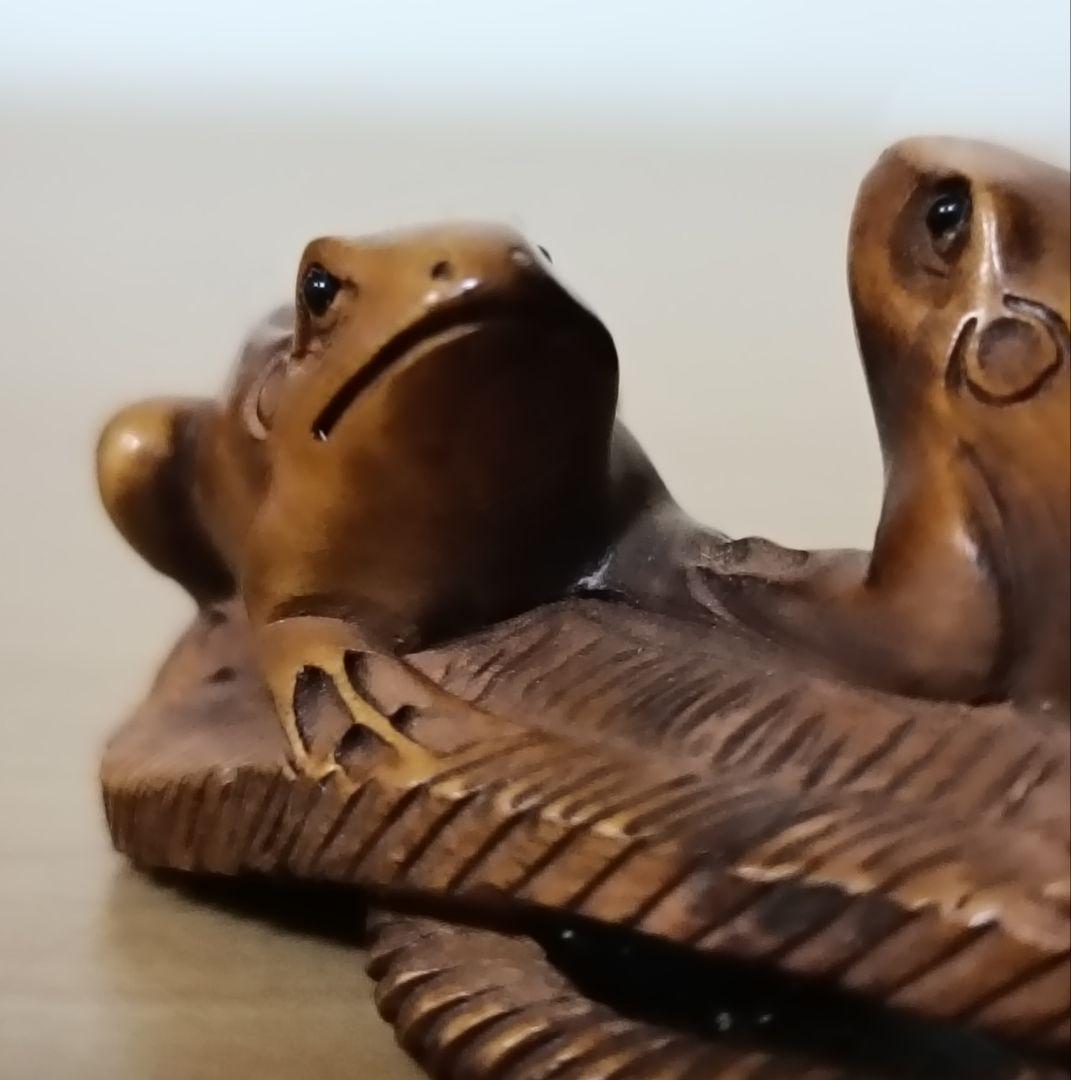 己山銘 木彫 草履に蛙一対根付　木箱付　根付　提物