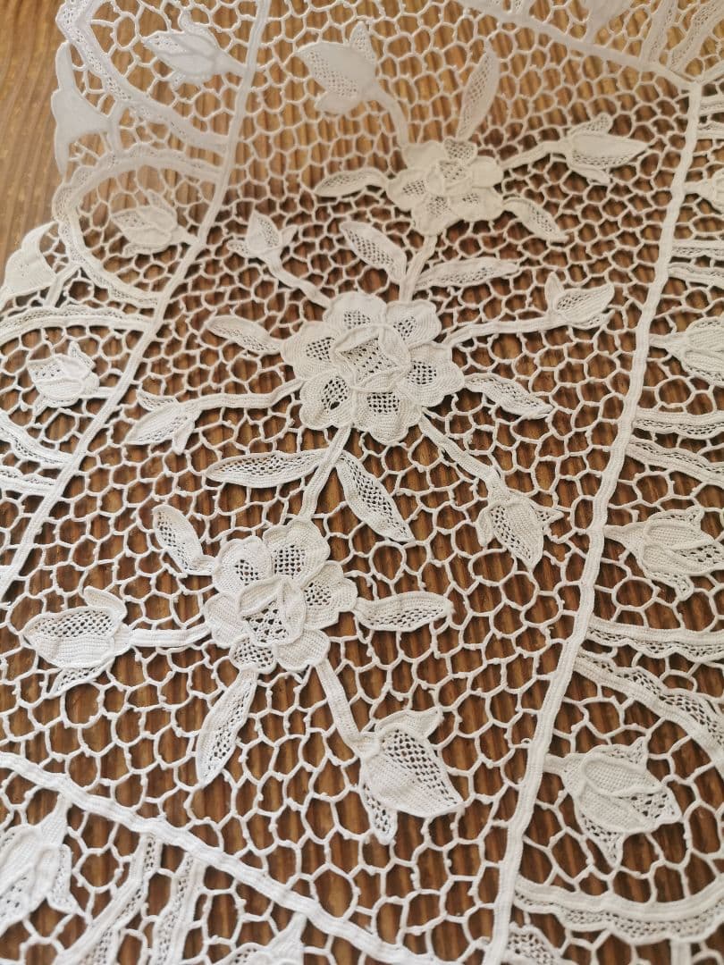 アンティーク イタリア ポワンドヴェニスローズ 薔薇と蕾 リネンレースランナー