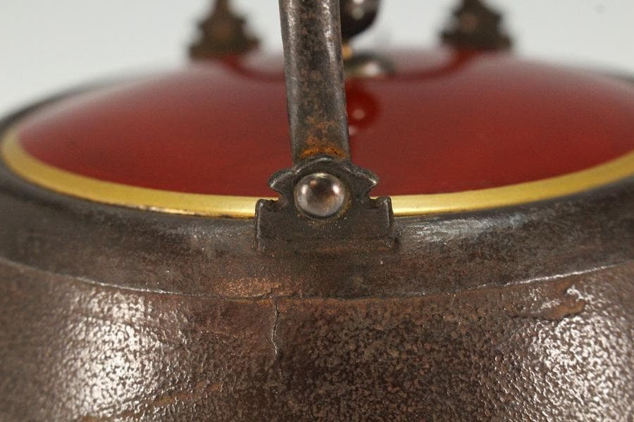 古鉄 持ち手 唐草 銀象嵌 瓶 注器 鉄瓶 銀摘 金縁朱塗蓋(K-XA811)