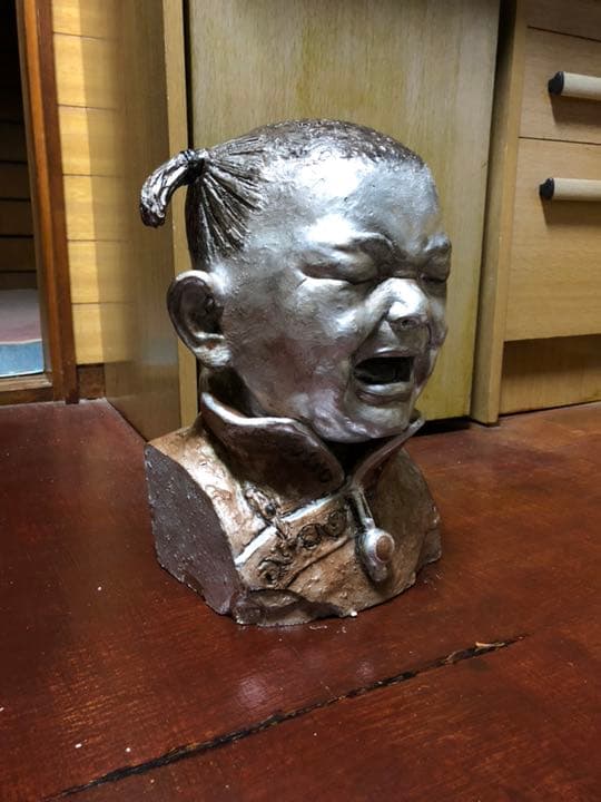 今村三郎作品 [泣く中国人の子供] 石膏彫刻 8万円。縦36横26幅20㎝