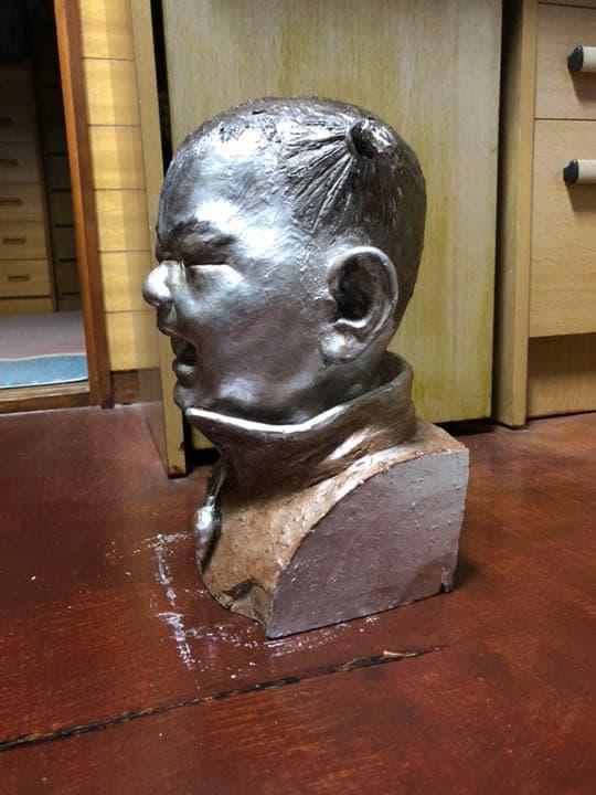 今村三郎作品 [泣く中国人の子供] 石膏彫刻 8万円。縦36横26幅20㎝